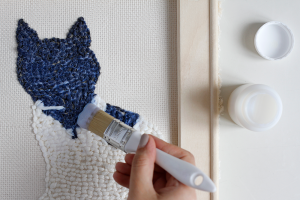 DIY: Punch Rug Stofftier - auf der Rückseite fixiert man die Wolle mit Textilkleber | we love handmaded