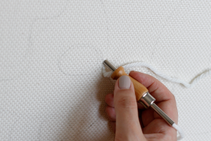 DIY Punch Rug Stofftier sticken - Punch Rug Nadel richtig halten | we love handmaded
