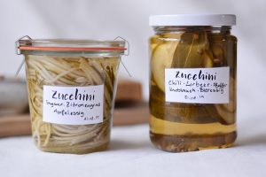 Eingelegte Zucchini: Zweierlei Sorten | we love handmade
