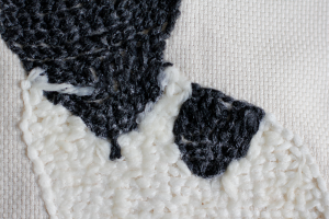 DIY: Punch Rug Stofftier - Textilkleber auf der Rückseite trocknen lassen | we love handmaded