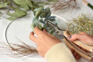 Herbstkranz Material vorbereiten | we love handmade