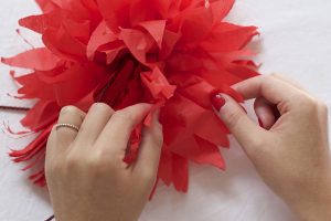 Geschenkdeko: Seidenpapierblume DIY | we love handmade