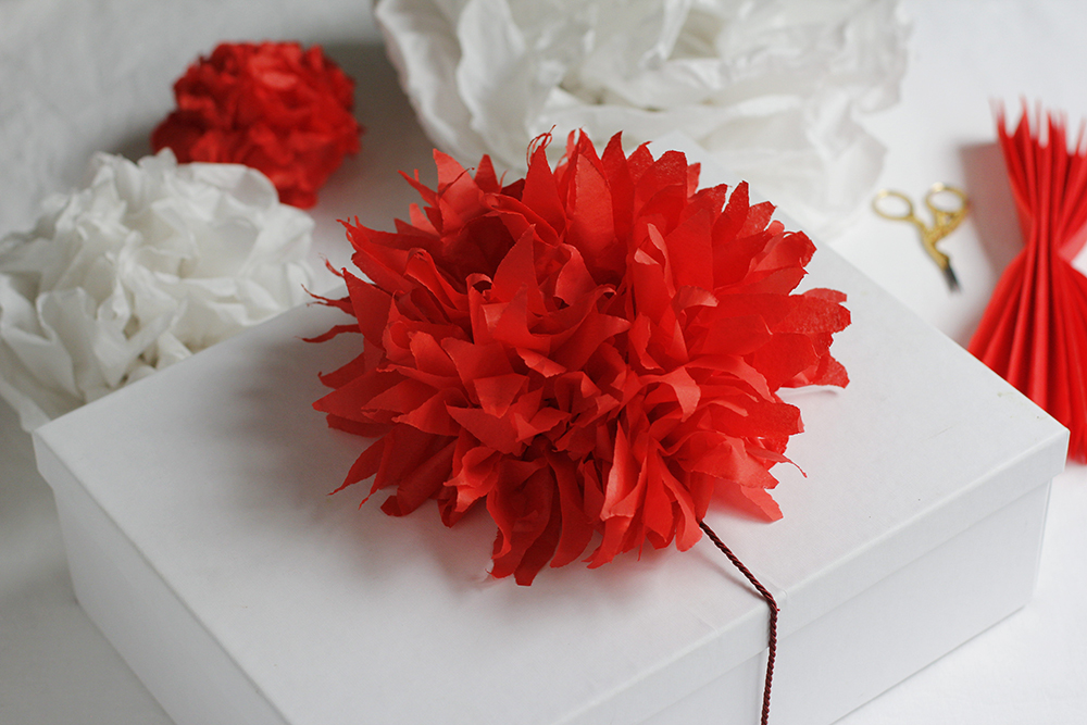 Geschenkdeko: Seidenpapierblume | we love handmade