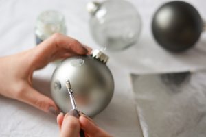 Weihnachtsbaumkugeln: DIY mit Blattmetall | we love handmade
