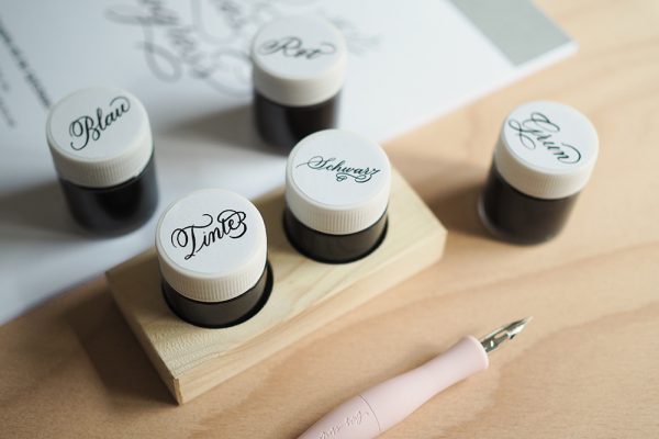 Kalligraphie: Tintenhalter mit Schreibtinten | we love handmade