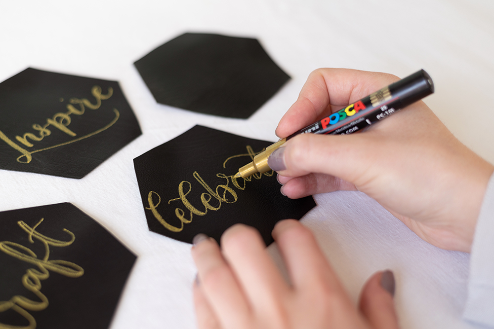 Leder-Untersetzer Lettering-DIY | we love handmade