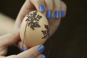 DIY: Blätter-Ostereier färben | we love handmade