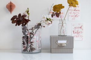 Frühlingsdeko-Idee: Vasen bemalen | we love handmade