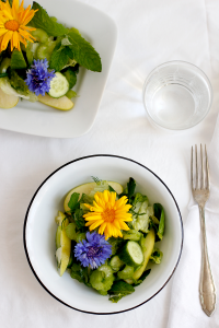 Rezept: Grüner Sommersalat mit essbaren Blüten | we love handmade