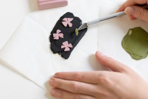 Blumenmuster-Brosche aus Fimo | we love handmade