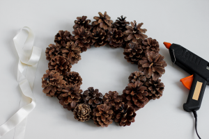 DIY: Kranz aus Kiefernzapfen selbermachen | we love handmade