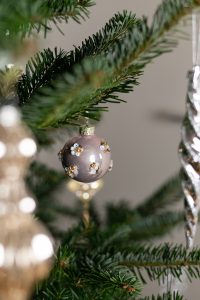 DIY: Christbaumkugeln mit Perlen | we love handmade