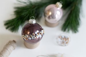 Weihnachtsbaumkugeln mit Perlen: Upcycling-DIY | we love handmade