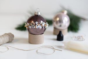 Weihnachtsbaumkugeln-Upcycling mit Perlen: DIY | we love handmade