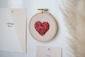 DIY: Herz-Stickbild Knoetchenstich zum Valentinstag | we love handmade