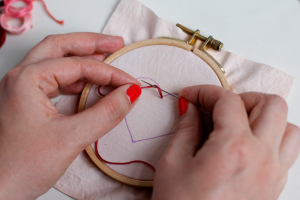 DIY: Herz-Stickbild mit Knötchenstich inklusive Anleitung | we love handmade