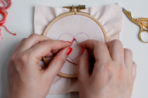 DIY: Herz-Stickbild mit Knötchenstich - Faden auf Sticknadeln wickeln | we love handmade