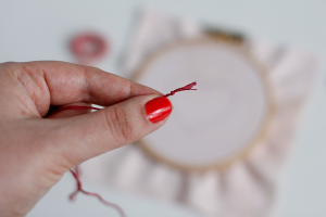 DIY: Herz-Stickbild mit Knötchenstich - Fixierung Faden | we love handmade