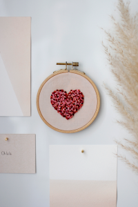 DIY: Herz-Stickbild mit Knötchenstich als Hochzeitsgeschenk selbermachen | we love handmade