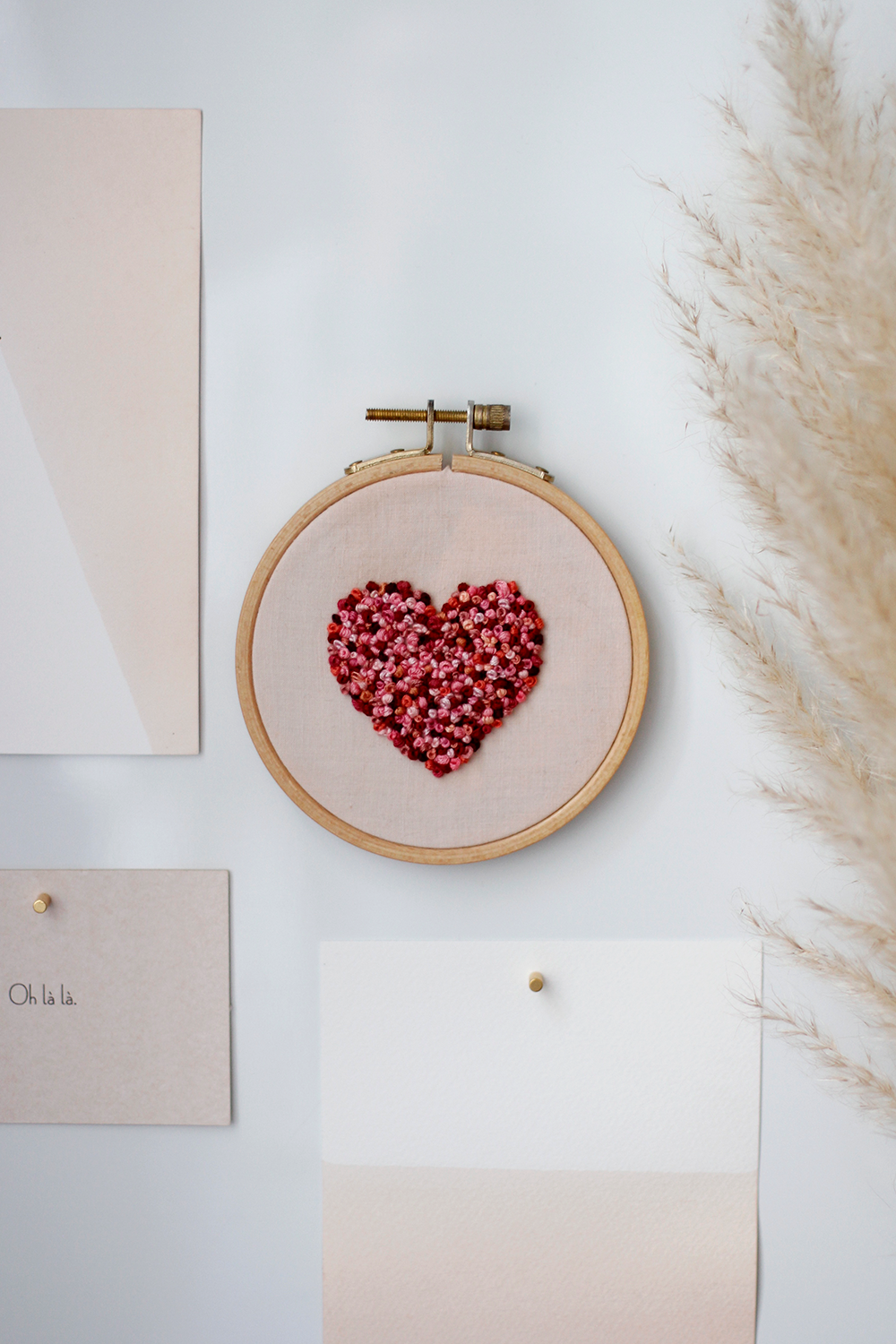 DIY: Herz-Stickbild mit Knötchenstich als Hochzeitsgeschenk selber machen | we love handmade