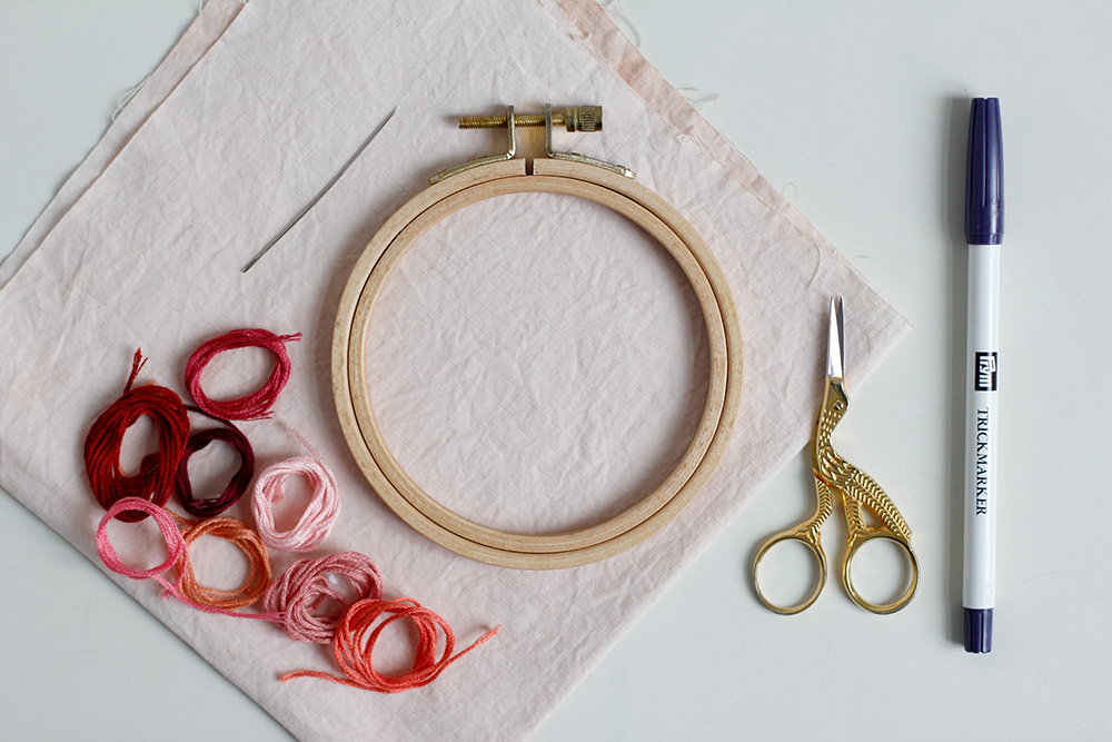DIY: Herz-Stickbild mit Knötchenstich - dieses Material brauchst du | we love handmade