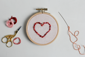 DIY: Herz-Stickbild mit Knötchenstich Rahmen | we love handmade