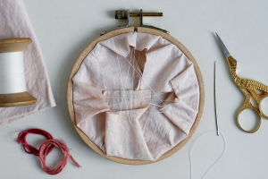 DIY: Herz-Stickbild mit Knötchenstich - Rückseite vernähen | we love handmade
