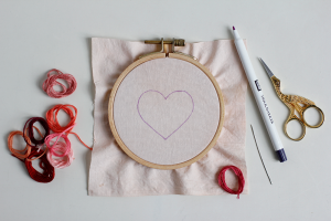 DIY: Herz-Stickbild mit Knötchenstich - Skizze auf Stoff | we love handmade