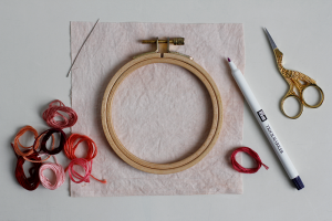 DIY: Herz-Stickbild mit Knötchenstich - Stoff mit Avocado rosa färben | we love handmade