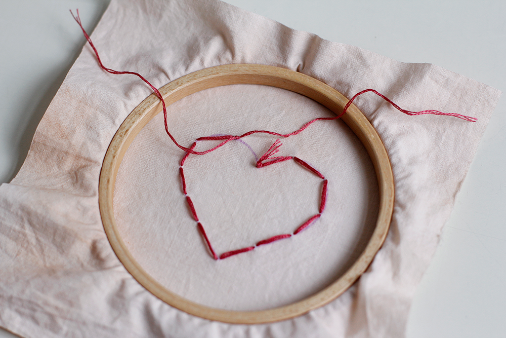DIY: Herz-Stickbild mit Knötchenstich selber machen und Faden auf der Rückseite sichern | we love handmade