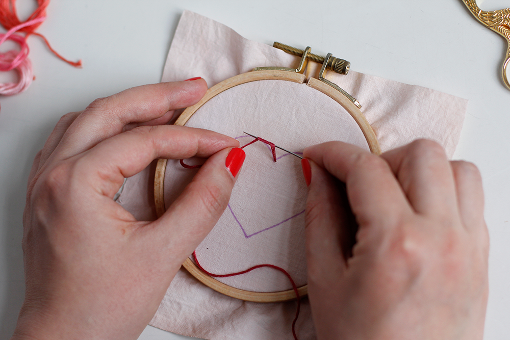 DIY: Herz-Stickbild mit Knötchenstich - Faden drei mal auf Sticknadel wickeln | we love handmade