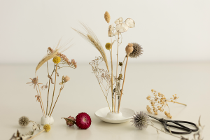 DIY: Trockenblumen-Display aus Modelliermasse als Dekoration | we love handmade