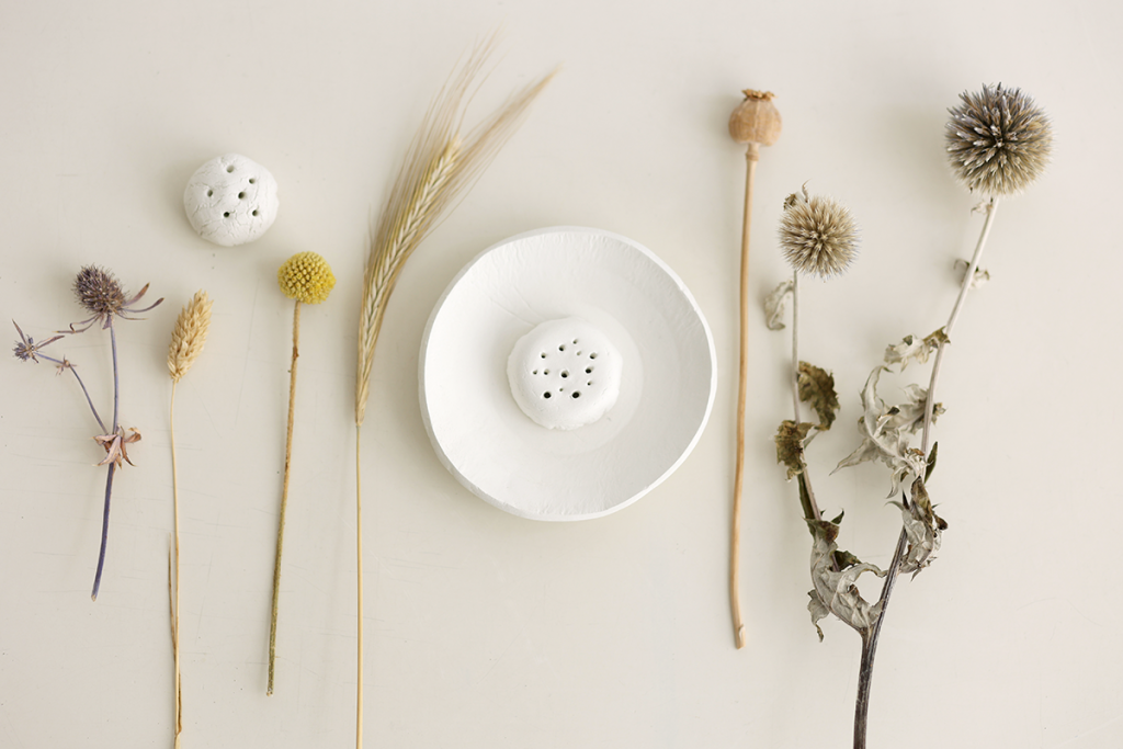 DIY: Trockenblumen-Display aus Modelliermasse - Blumen zusammenstellen | we love handmade
