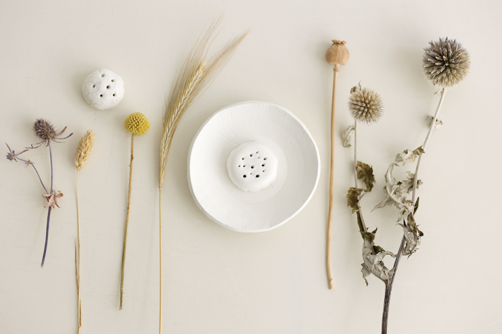 DIY: Trockenblumen-Display aus Modelliermasse - Blumen zusammenstellen | we love handmade