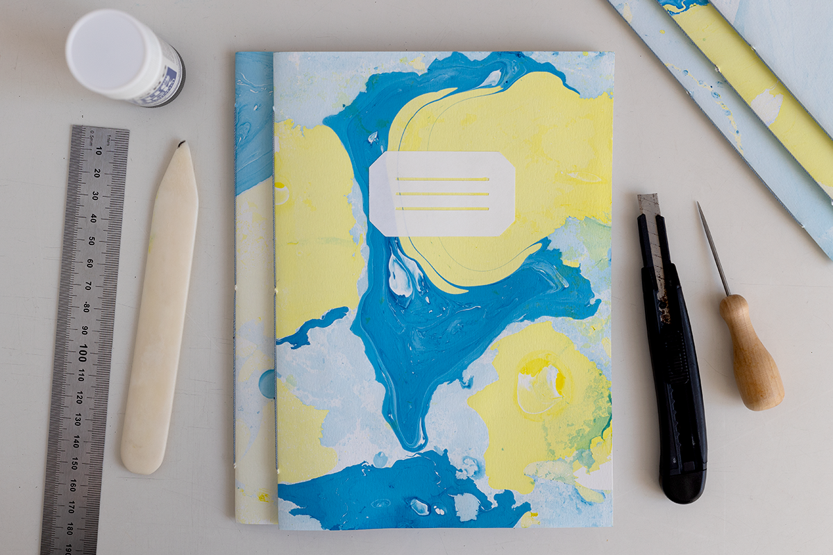 DIY: Papier marmorieren - Coverpapier fürs Buchbinden selber machen | we love handmade