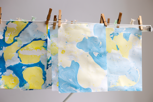 DIY: Papier marmorieren - Papier auf dem Wäscheständer trocknen lassen | we love handmade