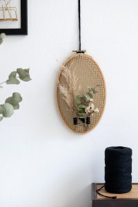 Trockenblumen-Wanddeko mit Stramin | we love handmade