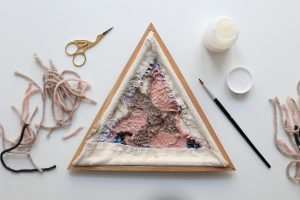 DIY: Punch Needle Wanddeko - Stoff auf der Rückseite mit Textilkleber fixieren | we love handmade