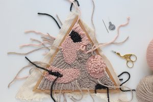 DIY: Punch Needle Wanddeko - Die Wollfäden vernähen | we love handmade