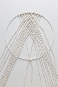 DIY: Makramee Traumfänger - Fädenenden mit Laufknoten befestigen | we love handmade