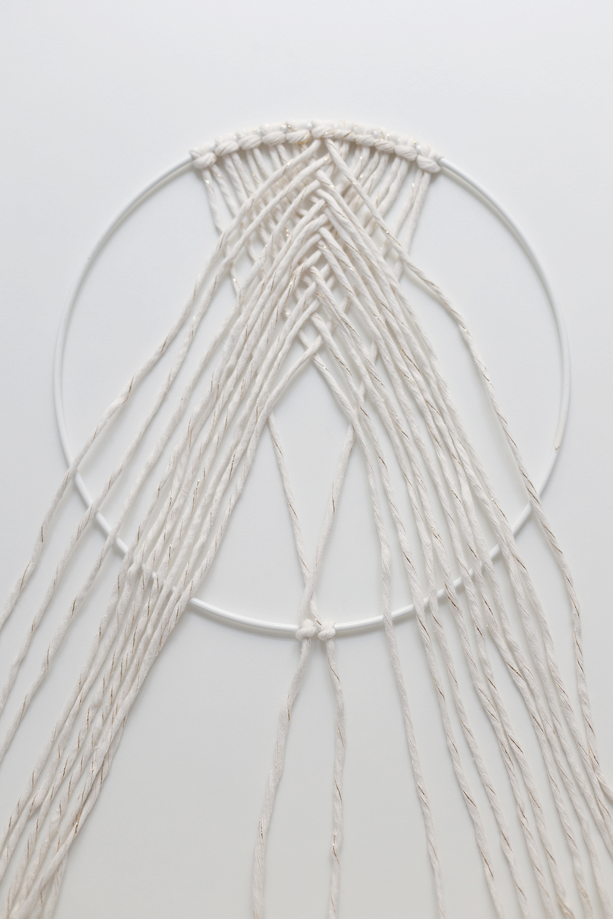 DIY: Makramee-Traumfänger - Fädenenden mit Laufknoten befestigen | we love handmade