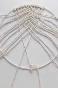 DIY: Makramee Traumfänger - Fäden mit Laufknoten befestigen | we love handmade