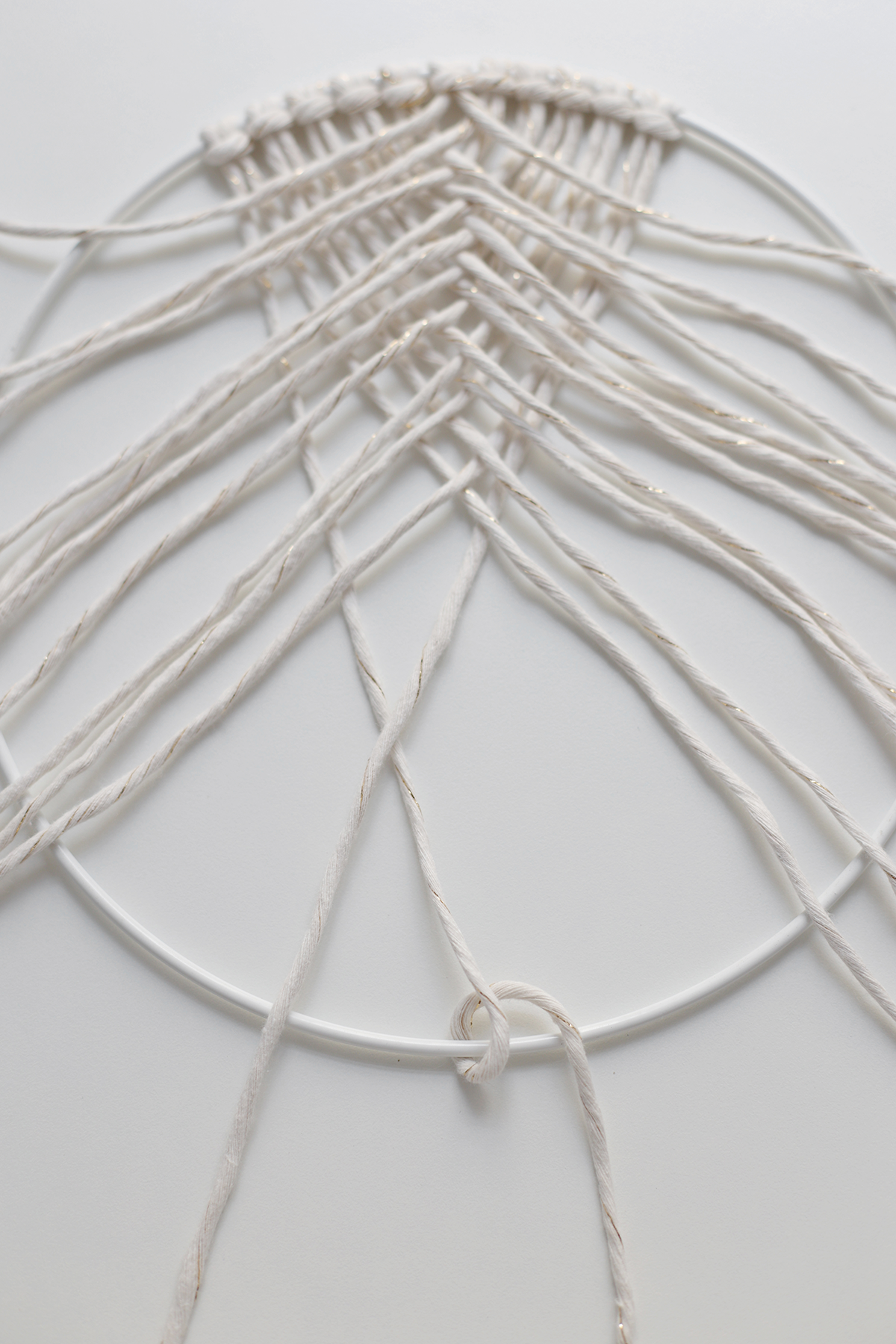 DIY: Makramee-Traumfänger - Fäden mit Laufknoten befestigen | we love handmade