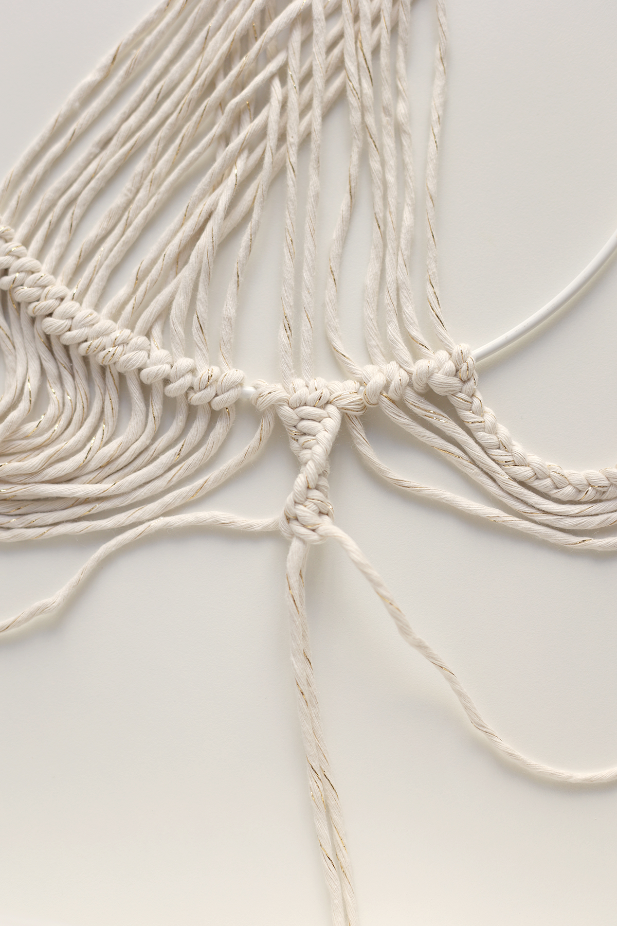 DIY: Makramee-Traumfänger - Anleitung für einen rechtsgedrehten Spiralknoten nach rechts gedreht | we love handmade