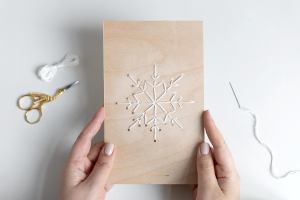 DIY: Sticken auf Holz - Schneeflocke sticken | we love handmade
