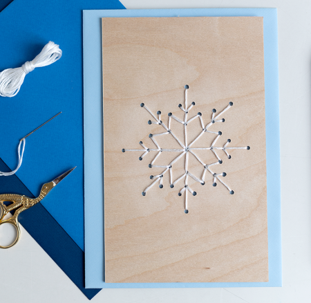DIY: Sticken auf Holz – Schneeflocken-Karte