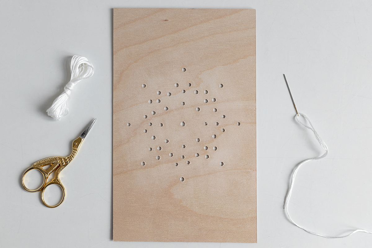 DIY: Sticken auf Holz - Schneeflocke Loch gebohrt | we love handmade