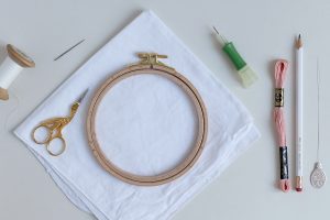 DIY: love-Stickbild mit der Zierstichnadel - Dieses Material benötigt ihr! | we love handmade