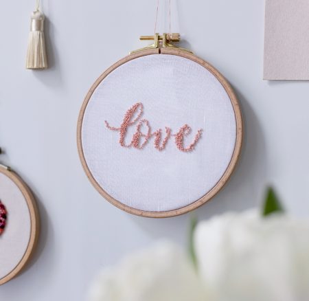DIY: „Love“-Schriftzug mit der Zierstichnadel