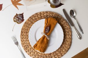 DIY: Tischdeko mit Herbstblättern | we love handmade